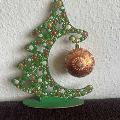 Pontozott karácsonyfa gömbbel