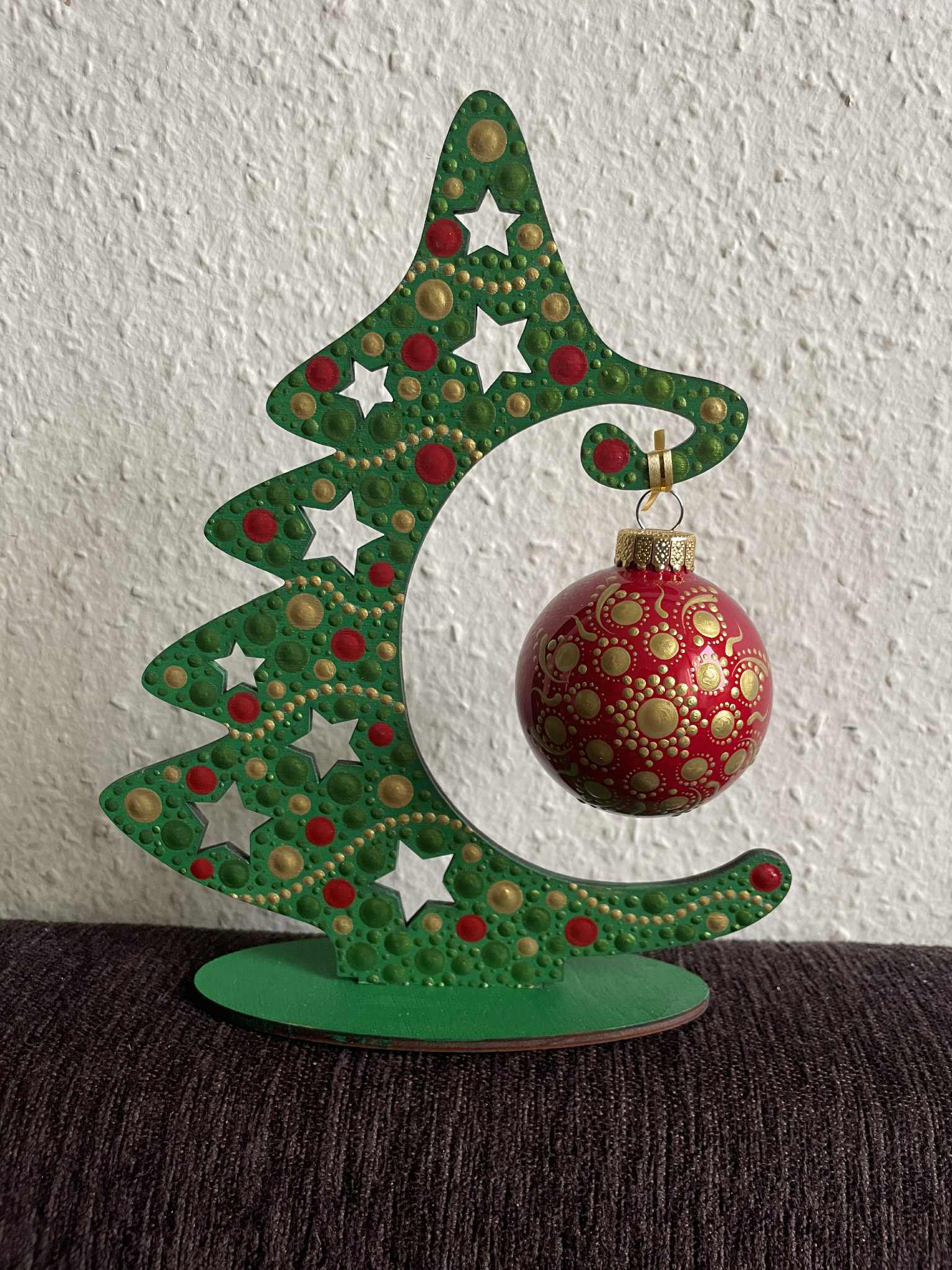 Pontozott karácsonyfa gömbbel