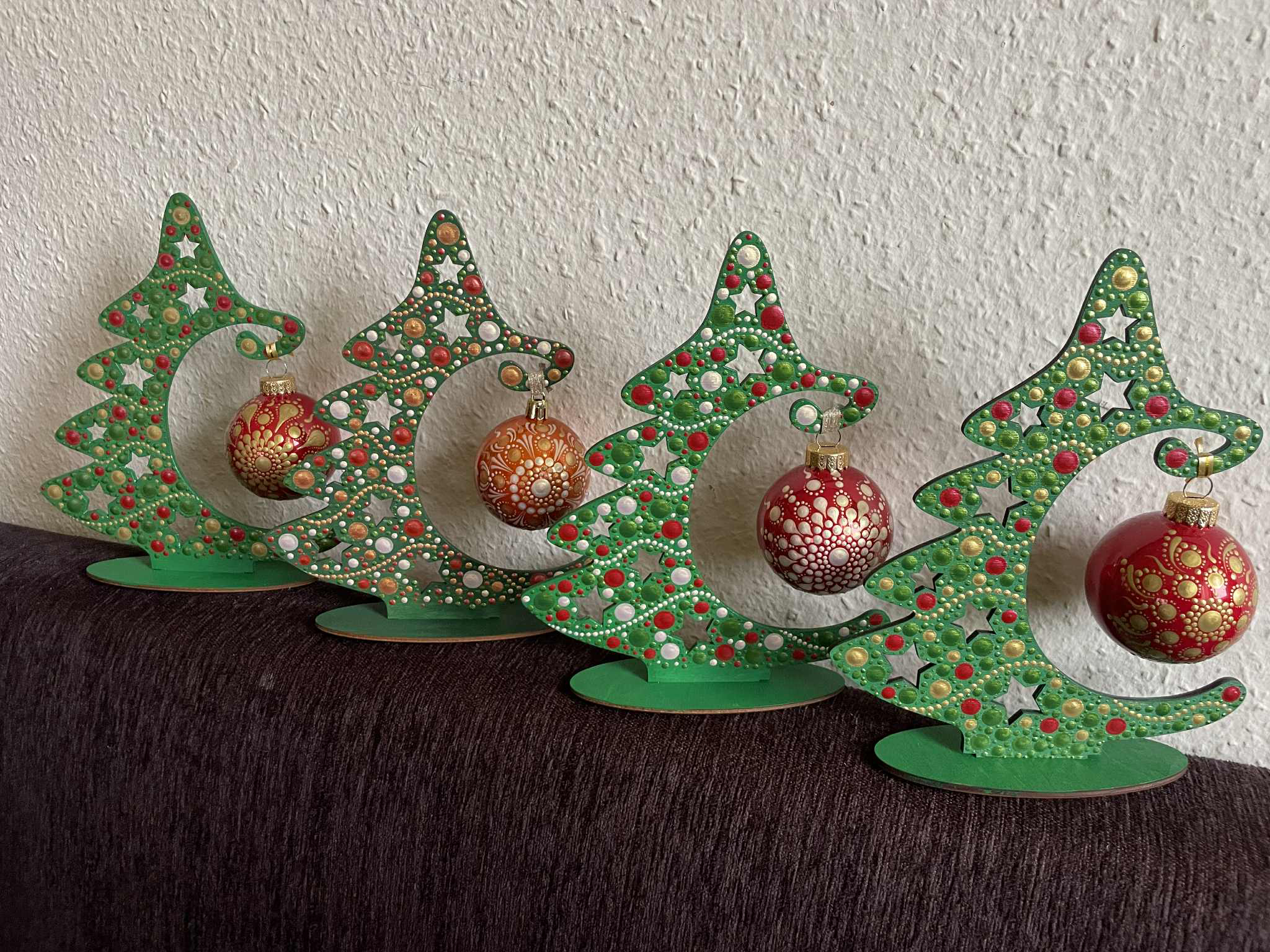 Pontozott karácsonyfa gömbbel