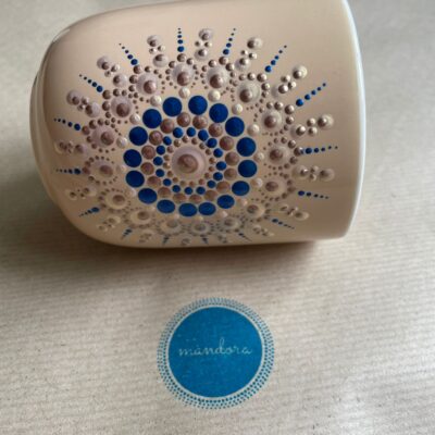 Bézs pontozott mandalás bögre