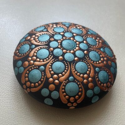 Türkiz-bronz pontozott mandalakő