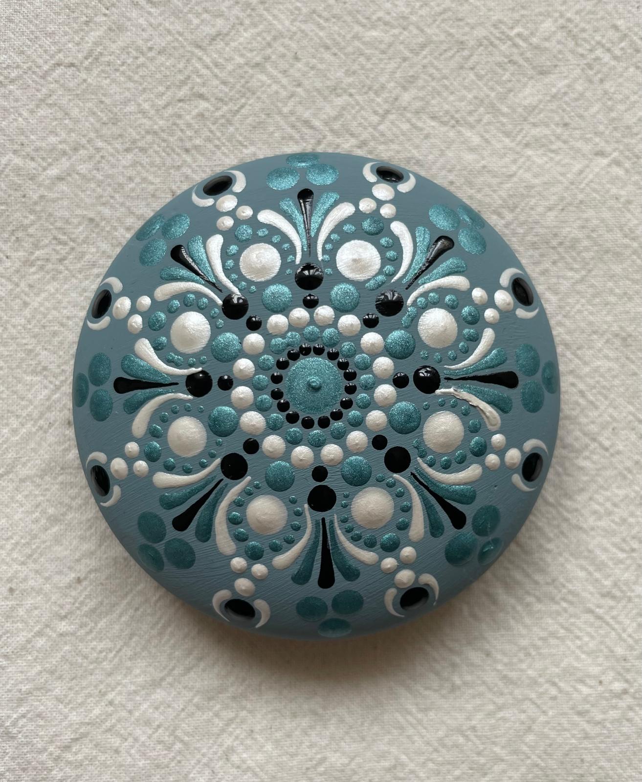 Türkiz-fekete-fehér pontozott mandalakő