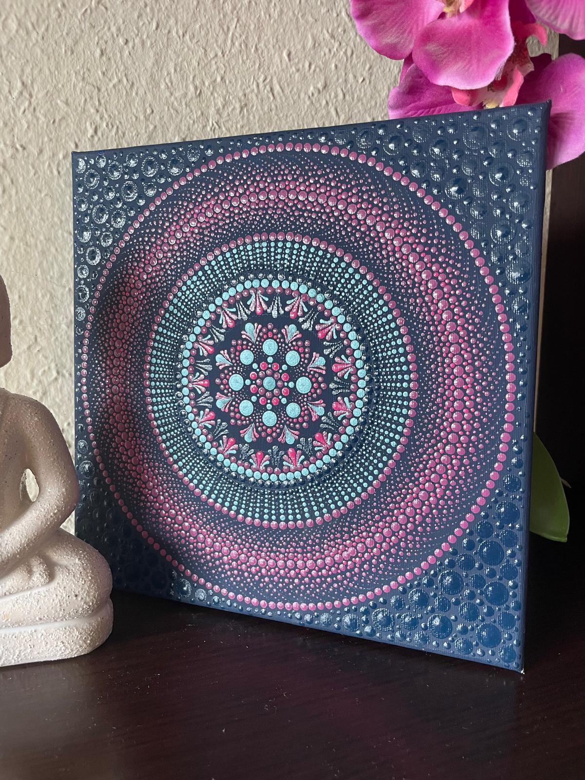 Sötétkék-türkiz-magenta színű pontozott mandala 24x24 cm