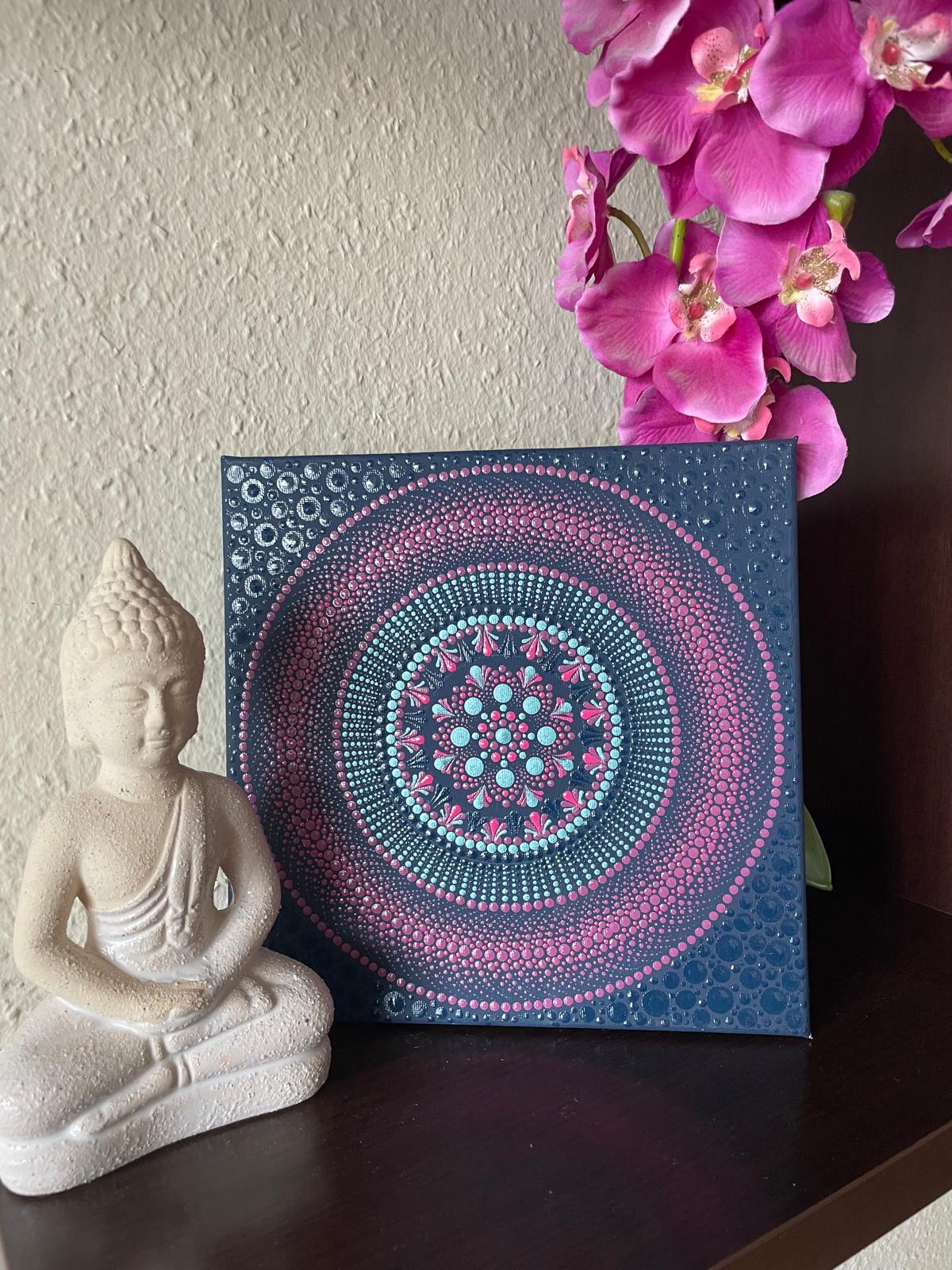 Sötétkék-türkiz-magenta színű pontozott mandala 24x24 cm