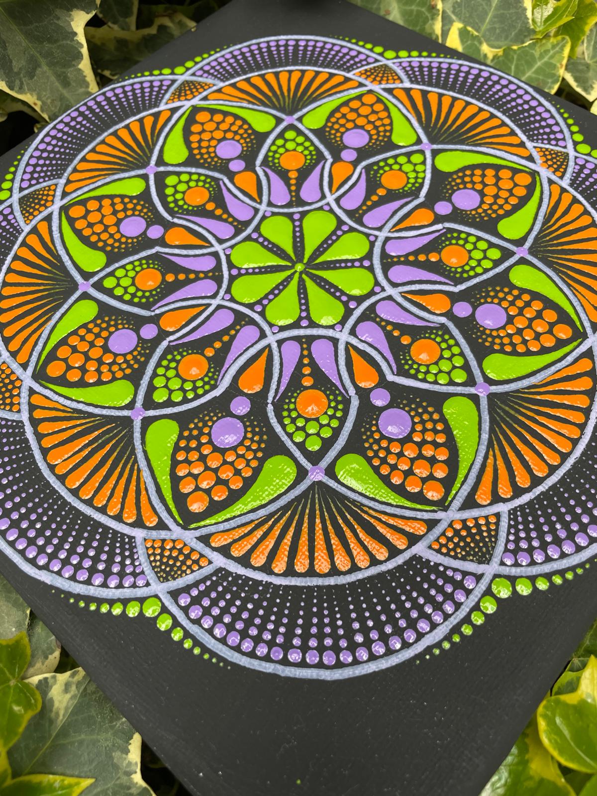 Lila-zöld-narancs színű pontozott mandala - 20x20 cm