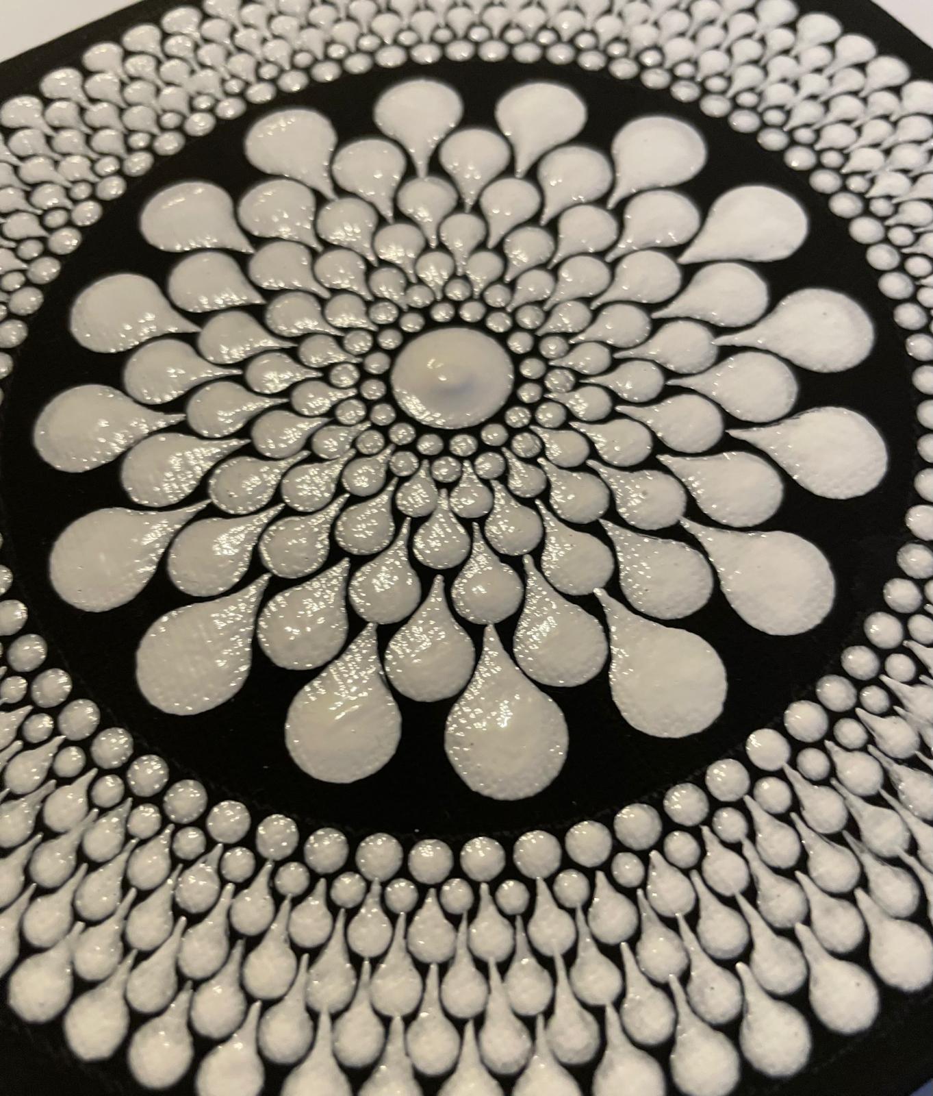 Fekete-fehér cseppmintás pontozott mandala - 15x15 cm - Image 3