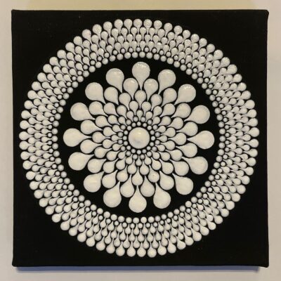 Fekete-fehér cseppmintás pontozott mandala - 15x15 cm