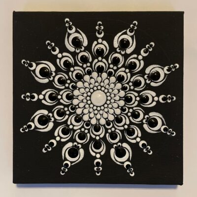 Fekete-fehér pontozott mandala - 15x15 cm