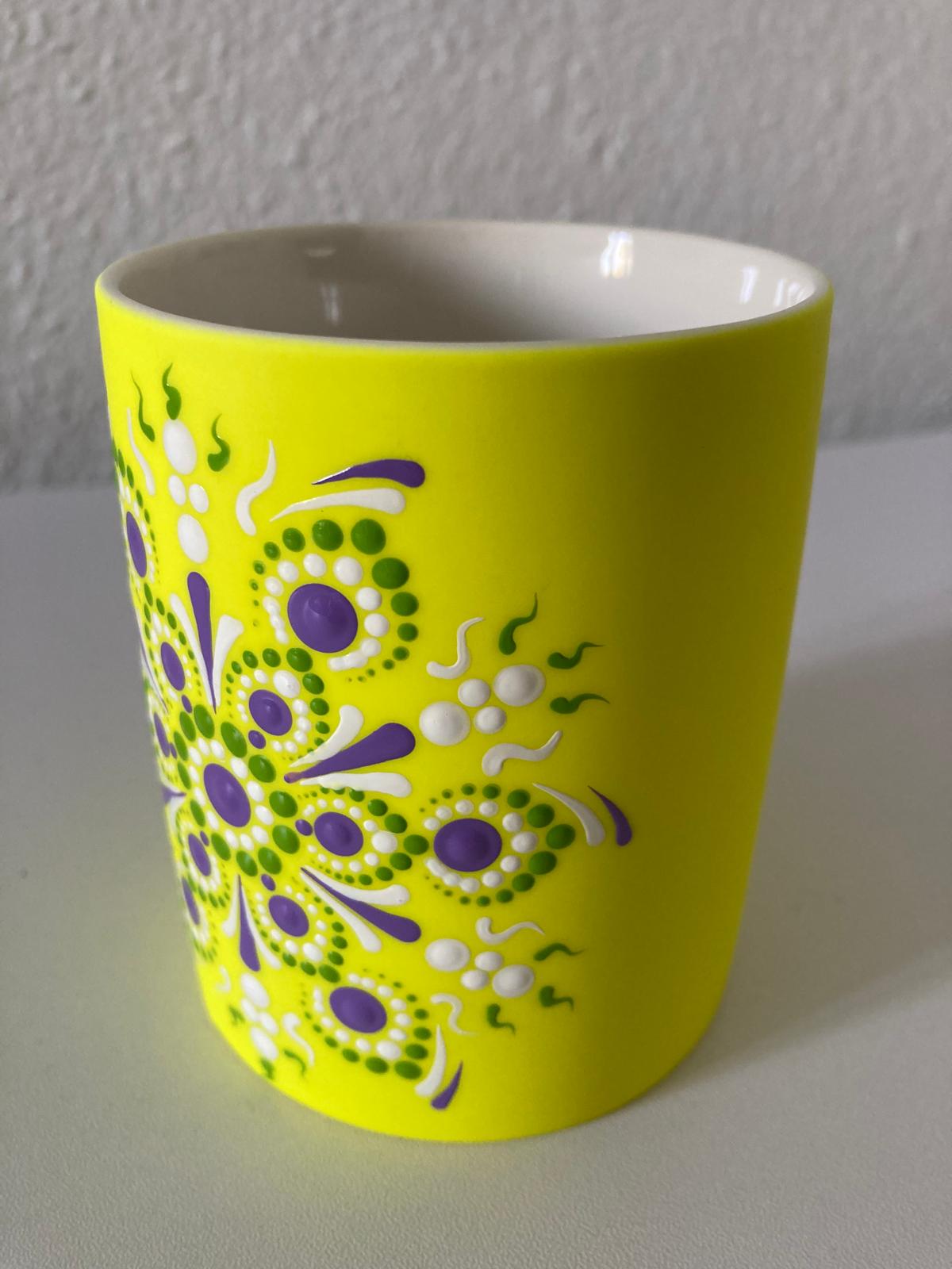 Matt citromsárga pontfestett mandalás bögre