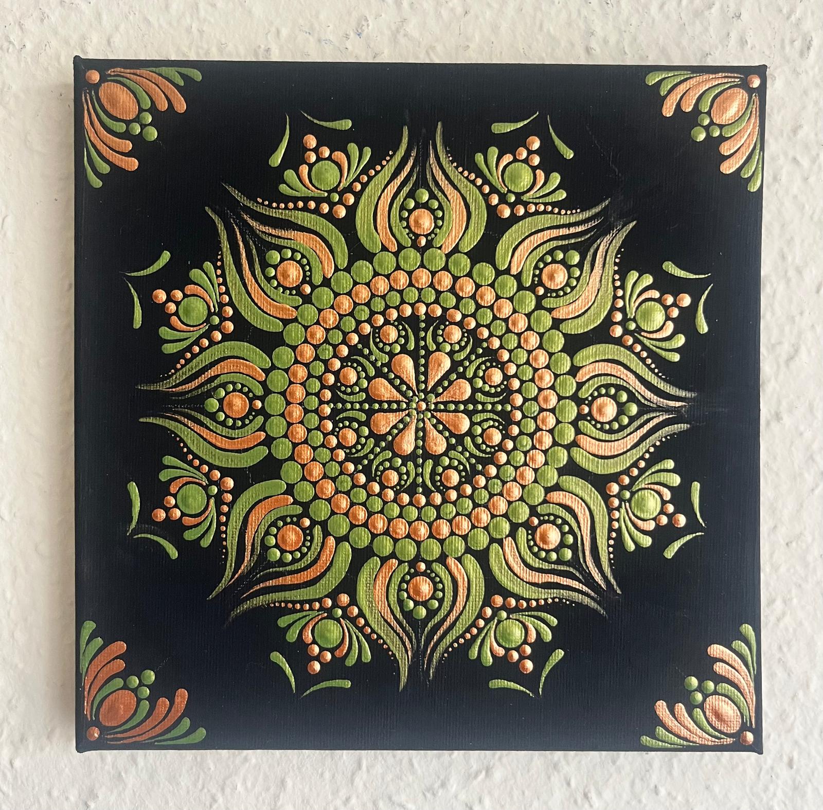 Zöld-bronz pontozott mandala